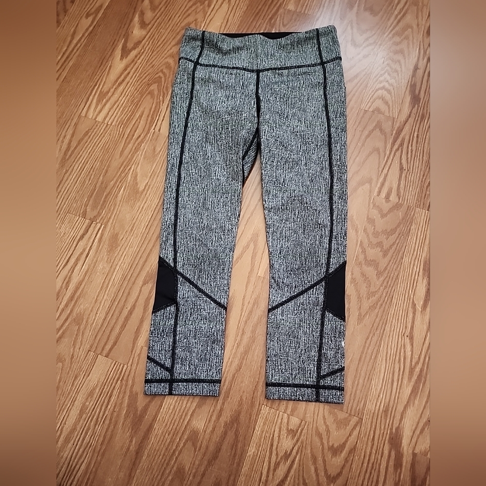 Lululemon leggings gray/black size 6 pockets 1 zipper pocket